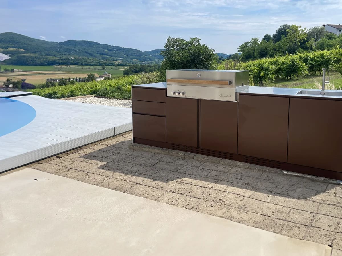 Read more about the article OF OUTDOOR KITCHEN AVAILABLE ON DISPLAY