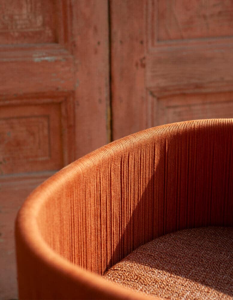 Read more about the article RODA: SADDLE comfort chair: a curve that embraces